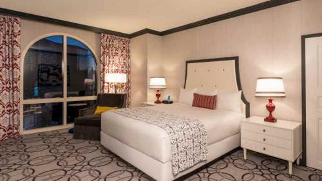  Burgundy Room 2 Queens – Eiffel View